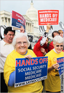 领取社安保障金的老人参加示威 （照片：美联社）