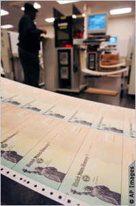 空白的社安保障金支票 （照片：美联社）